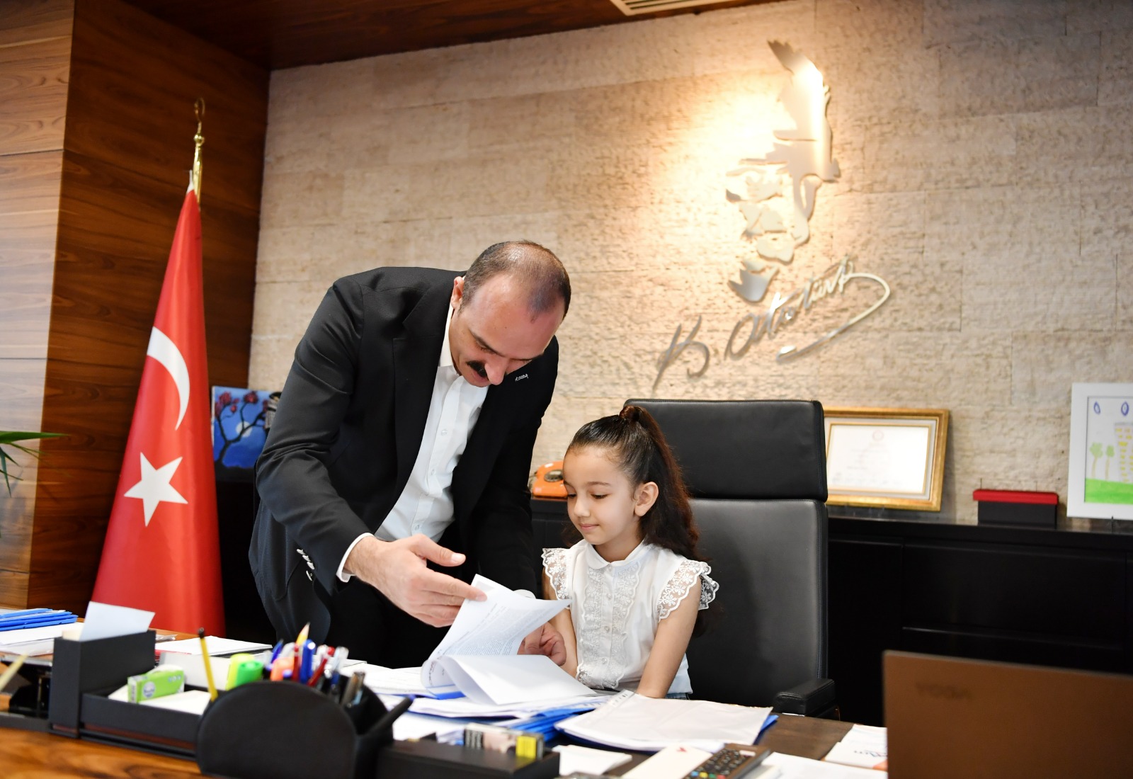 Cem Kotan, minik Zeynep’in gönlünü aldı