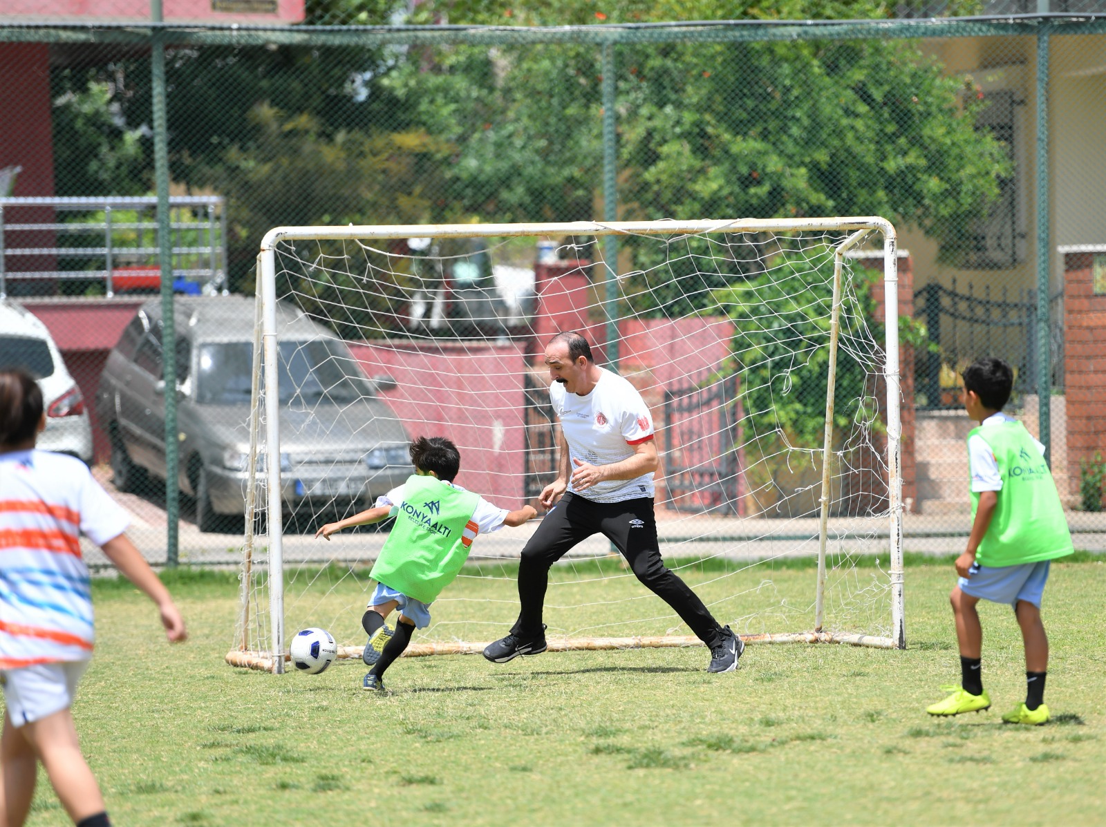 Cem Kotan çocuklarla futbol sahasında buluştu