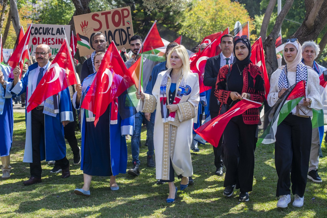 Akdeniz Üniversitesi’nden Filistin’e destek yürüyüşü