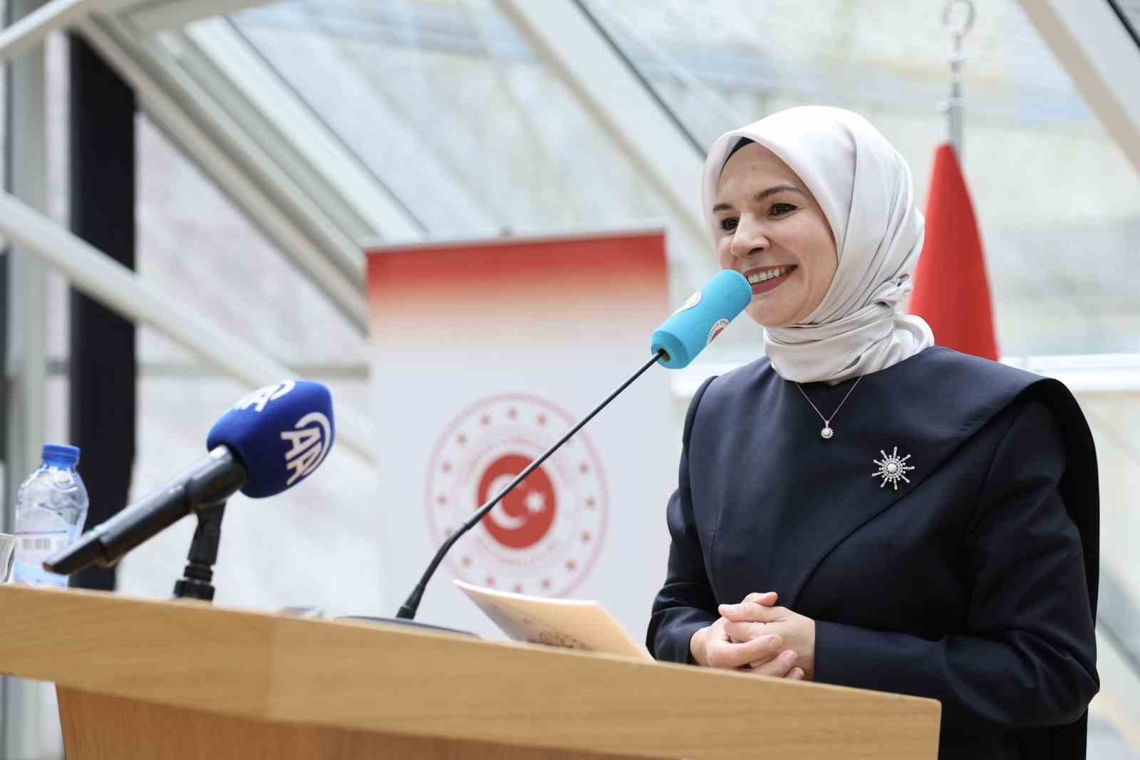 Bakan Göktaş: “Avrupa’ya Anadolu’nun hoşgörü iklimini taşıyan vatandaşlarımızın kendilerini yalnız hissetmemeleri için gayret sarf ediyoruz”