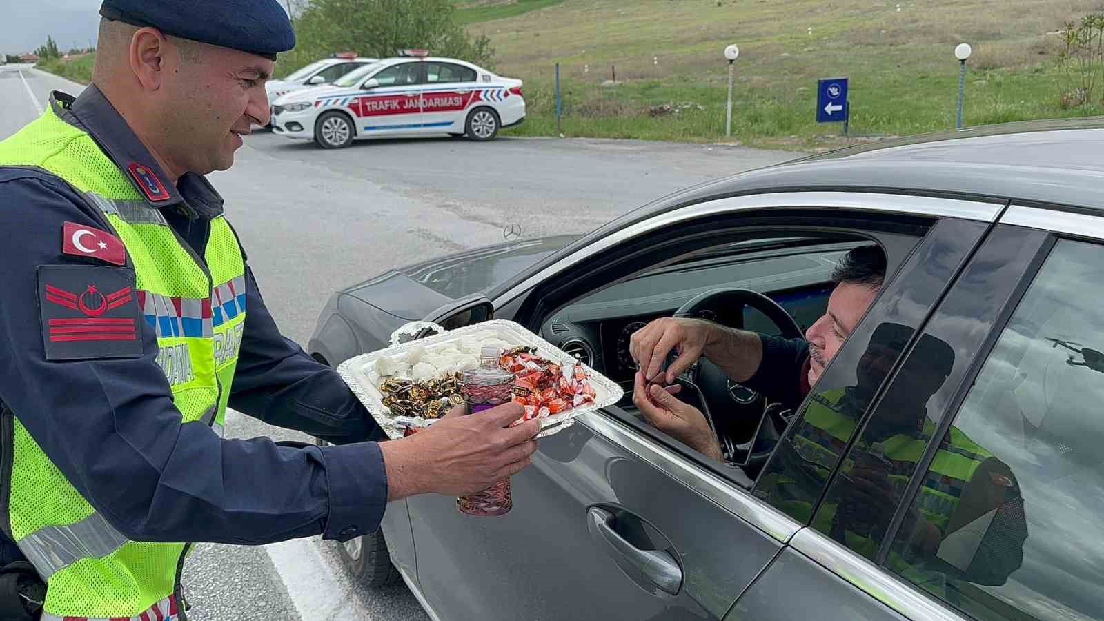 Jandarma sürücüleri lokum ve çikolata ile durdurdu