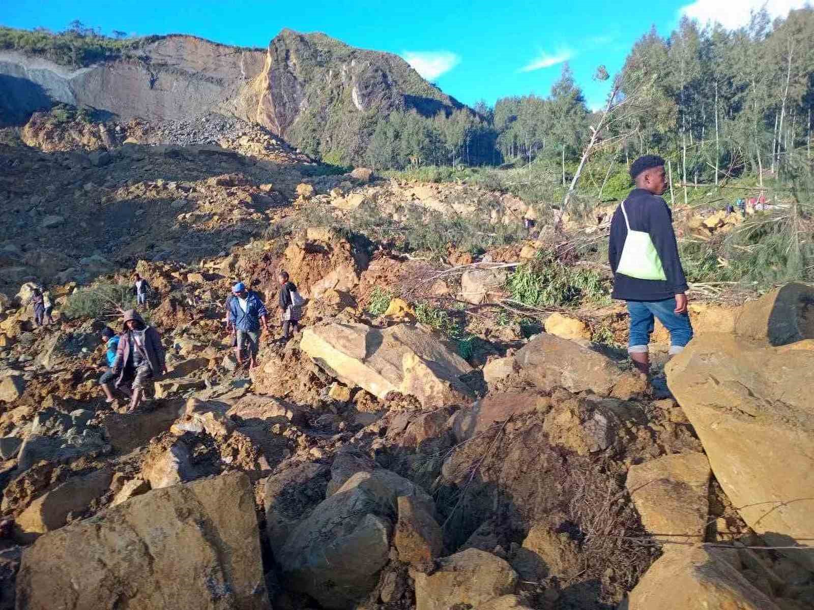 Papua Yeni Gine basını: “Toprak kaymasında 300’den fazla kişi toprak altında”