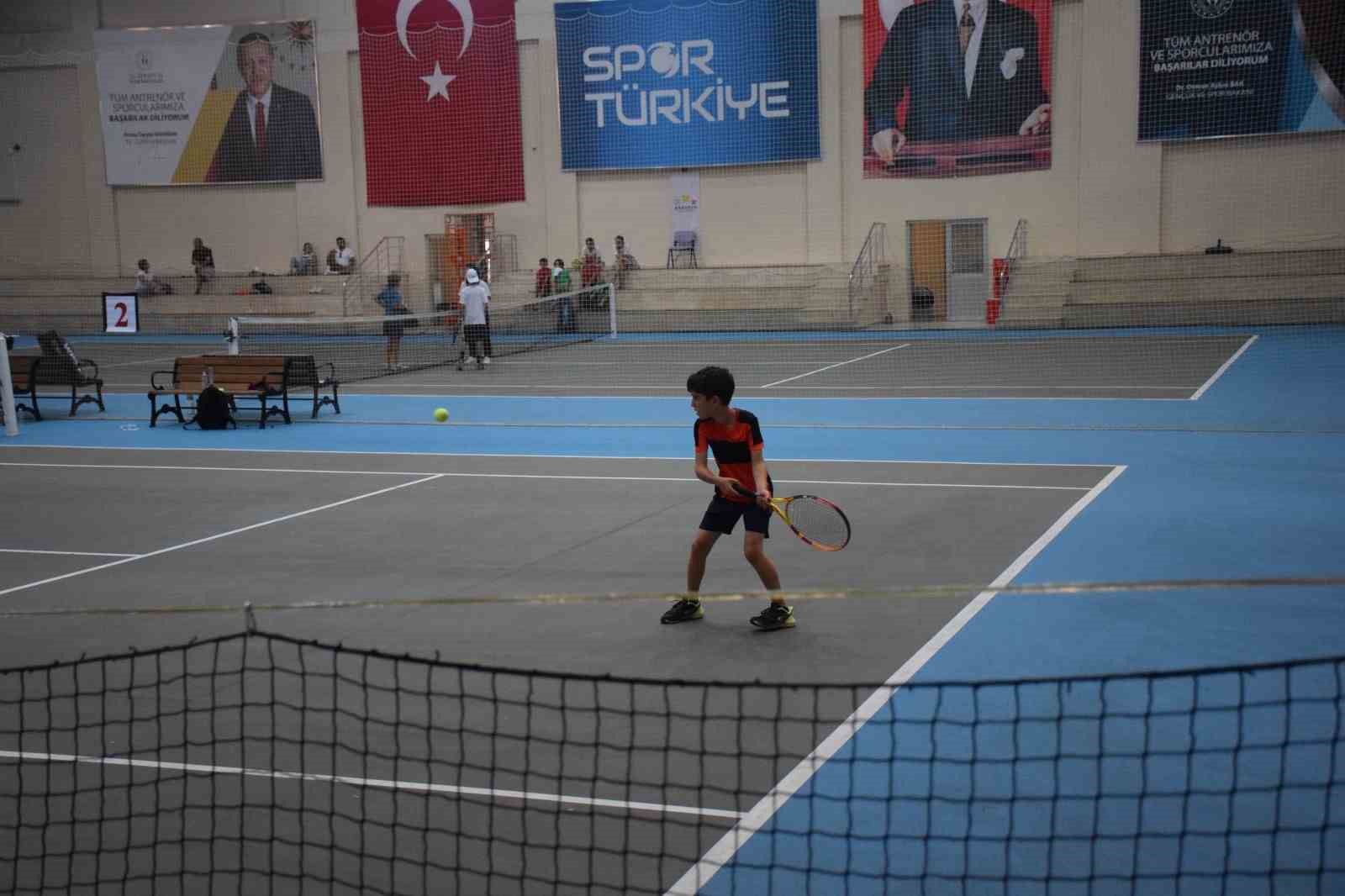 12 Yaş Yaz Kupası Tenis Turnuvası devam ediyor