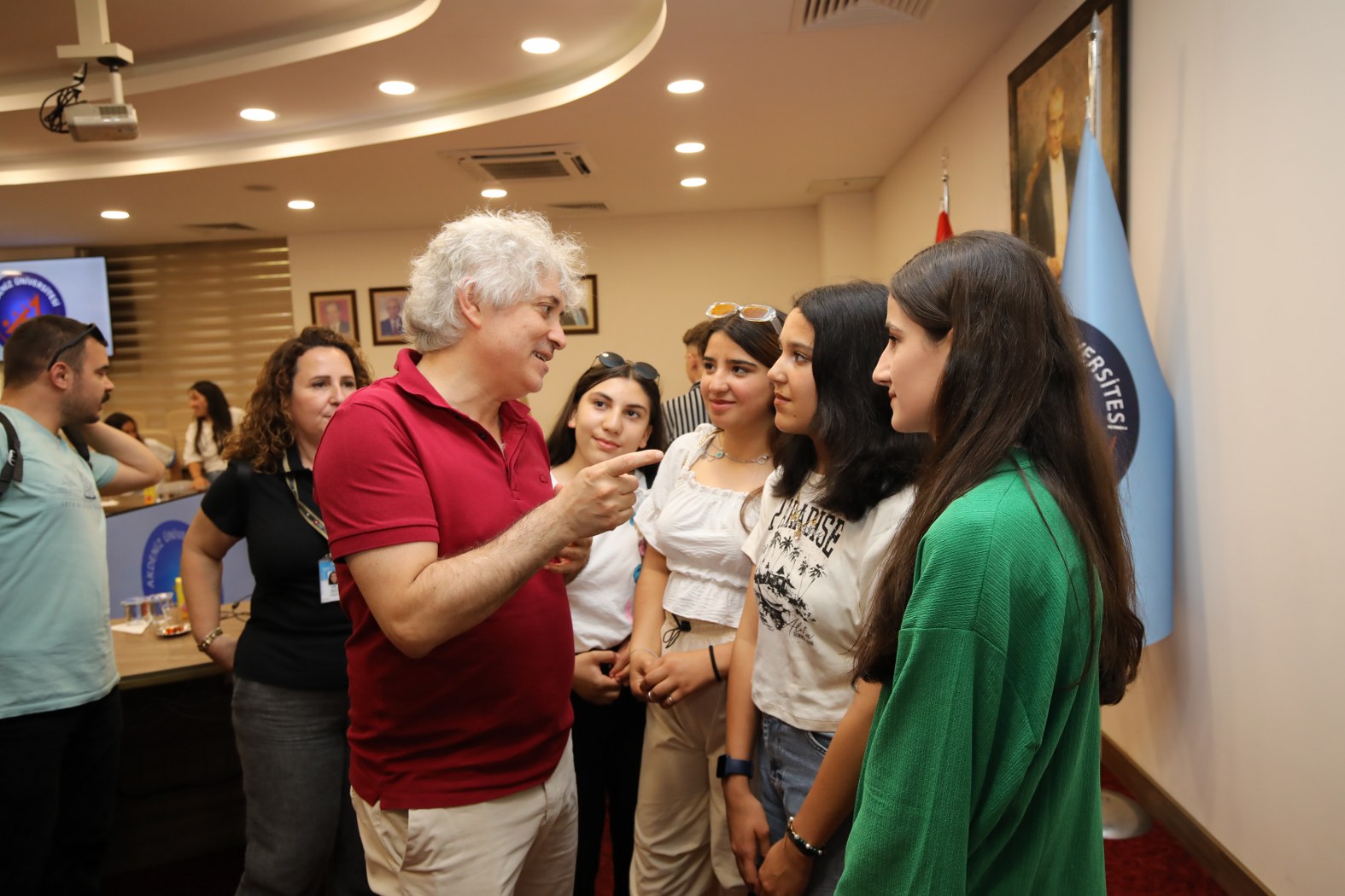 Akdeniz Üniversitesi rektörü ortaokul öğrencileriyle görüştü