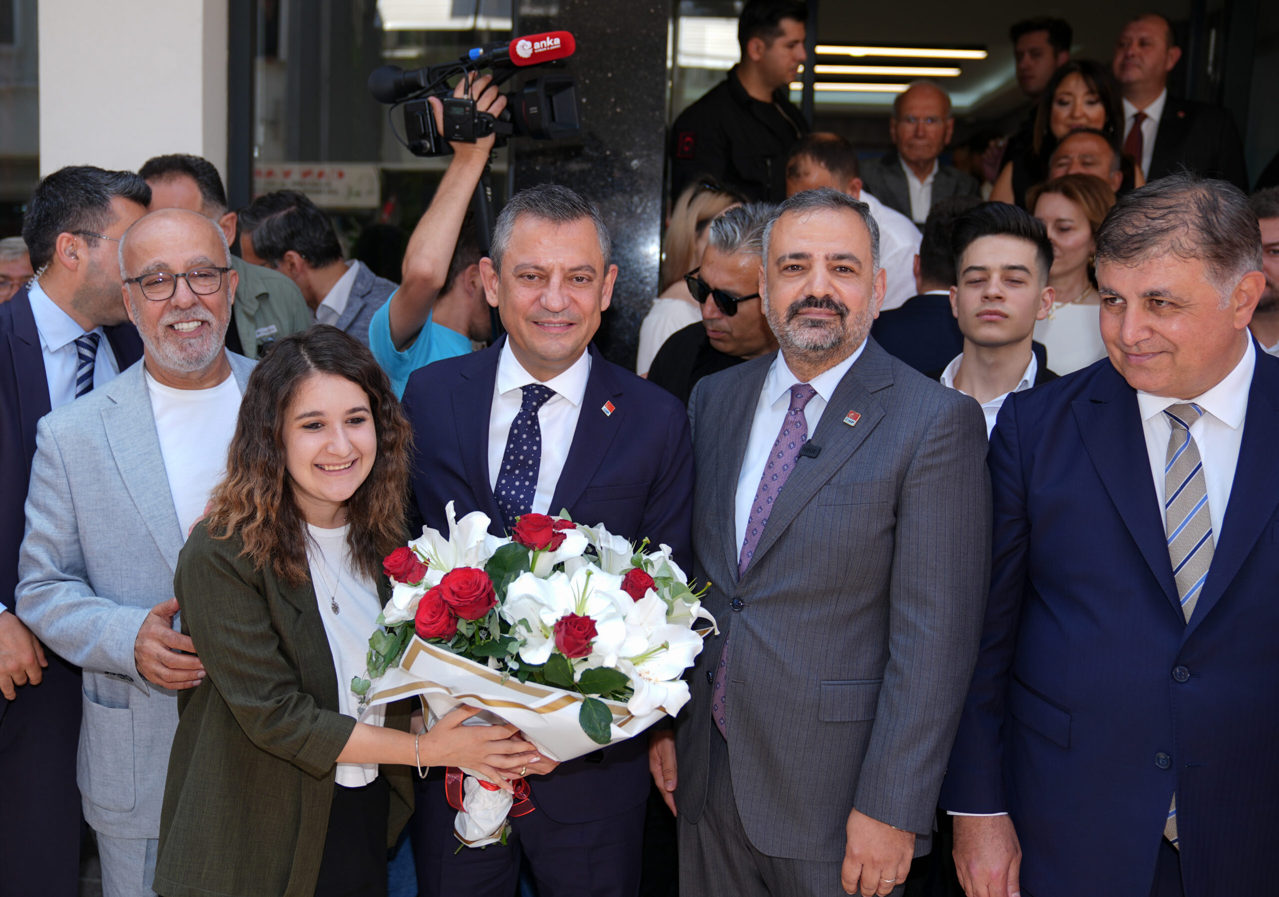 CHP Genel Başkanı Özel, İzmir’de ziyaretlerde bulundu