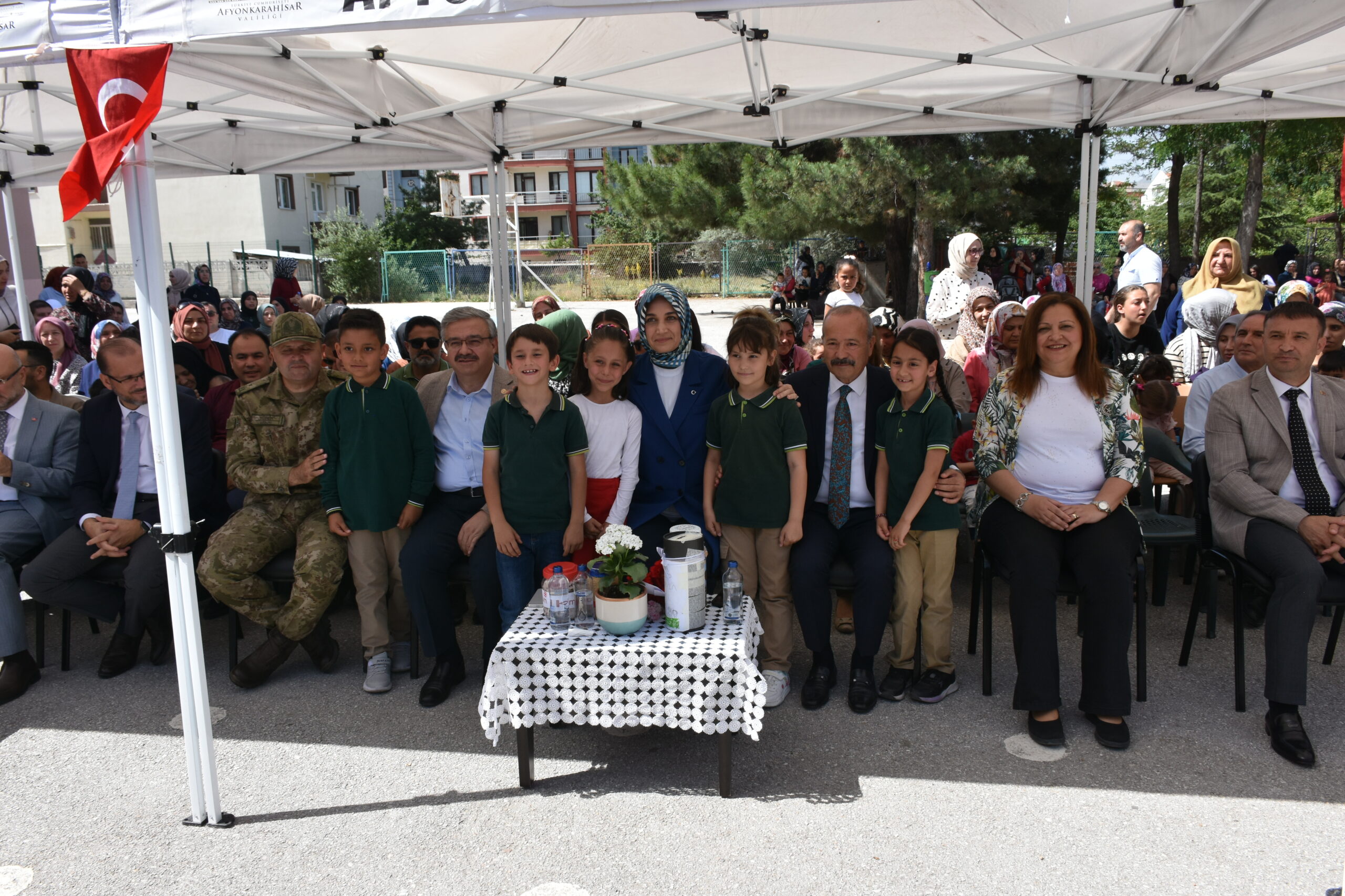 Afyonkarahisar’da öğrenciler karnelerini aldı