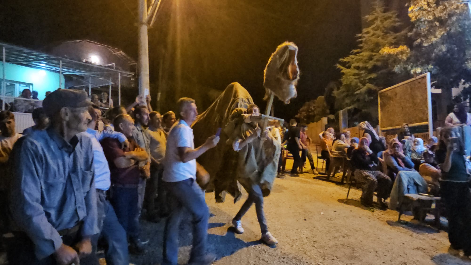 Demirci’de bayramda kukla deve geleneği devam ettirildi