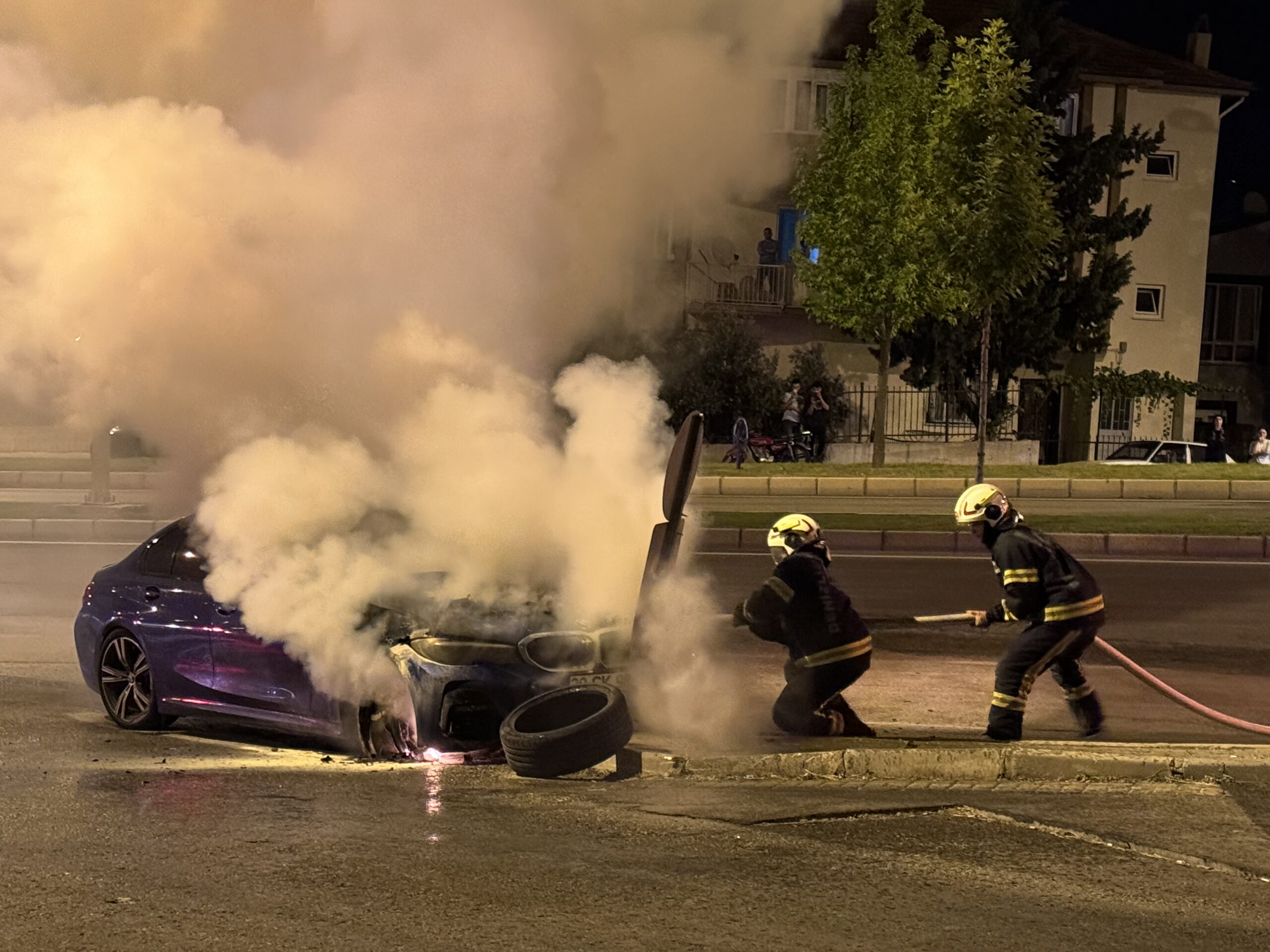 Denizli’de otomobilin kaza yaptığı anlar araç kamerasında