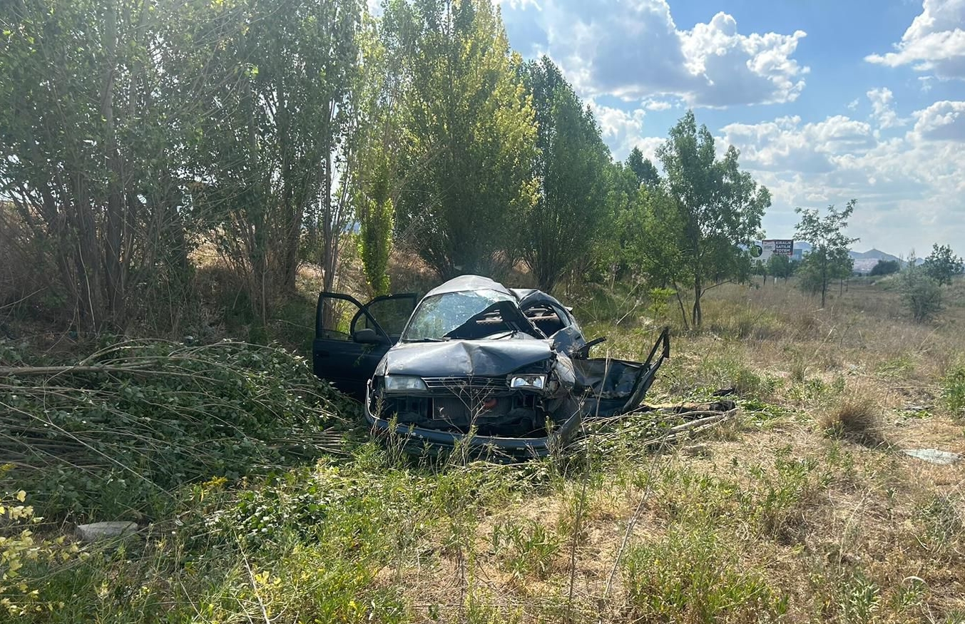 Afyonkarahisar’da şarampole devrilen otomobildeki 5 kişi yaralandı