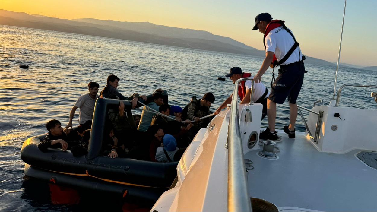 İzmir açıklarında 61 düzensiz göçmen kurtarıldı, 51 yabancı uyruklu yakalandı