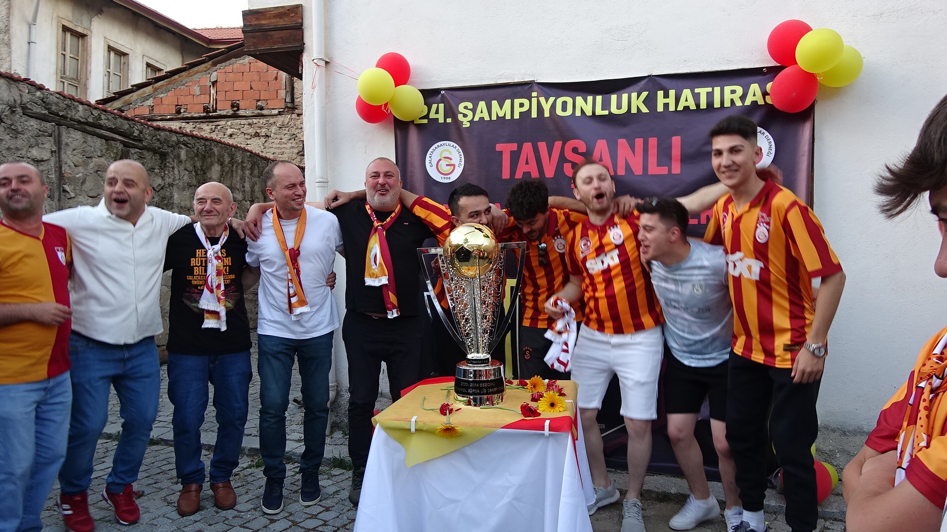 Galatasaray’ın 24. şampiyonluk kupası Tavşanlı halkıyla buluştu