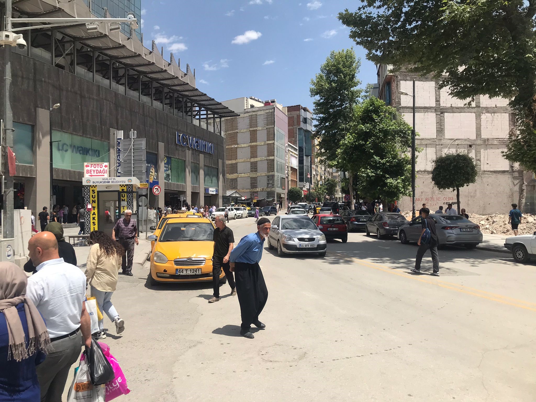 Deprem bölgesindeki konteyner çarşıda esnafın bayram mesaisi