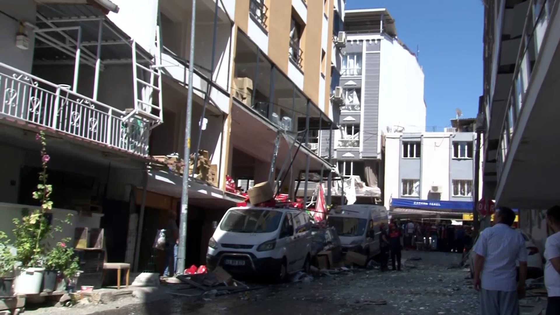 İzmir’de patlama: 2 ölü, 16 yaralı