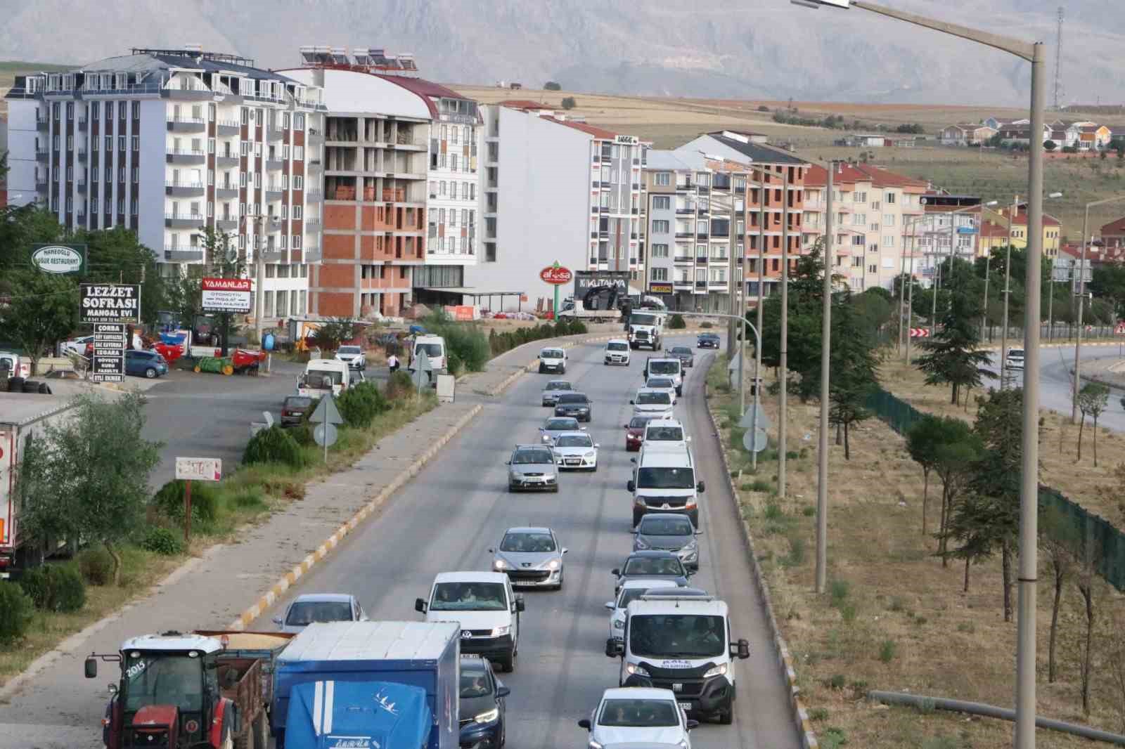 Afyonkarahisar-Antalya karayolunda bayram trafiği başladı