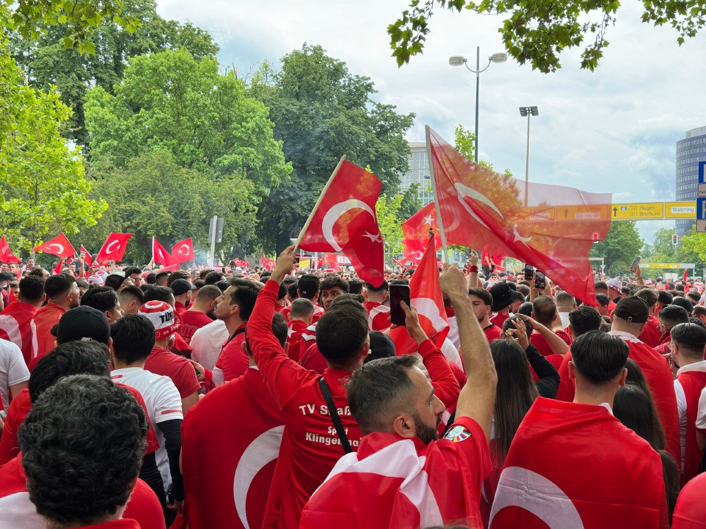 Dortmund sokakları kırmızı-beyaz