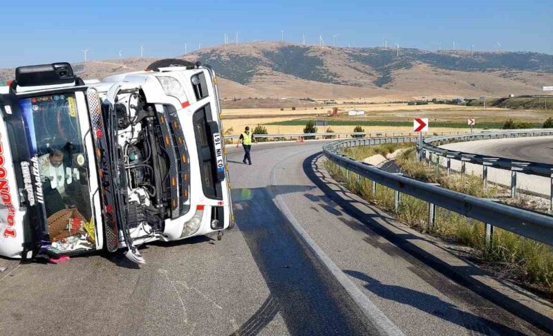 Bariyerlere çarpıp devrilen kamyonun sürücüsü yaralandı