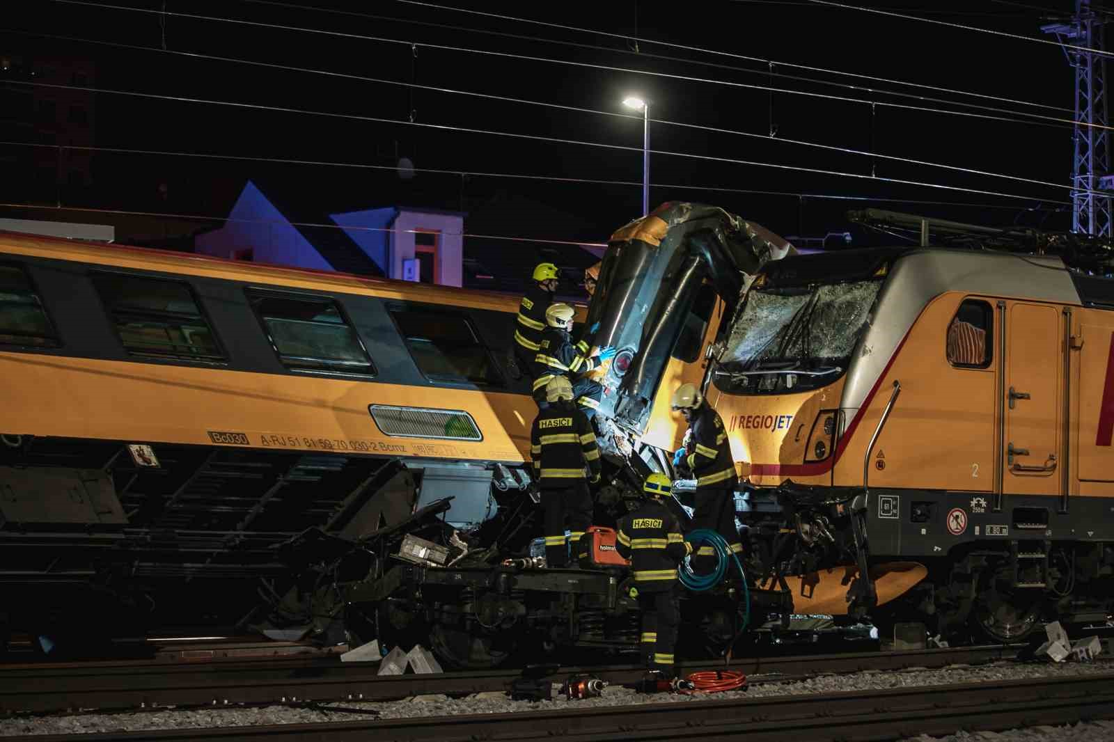 Çekya’da iki tren kafa kafaya çarpıştı: 4 ölü, 22 yaralı