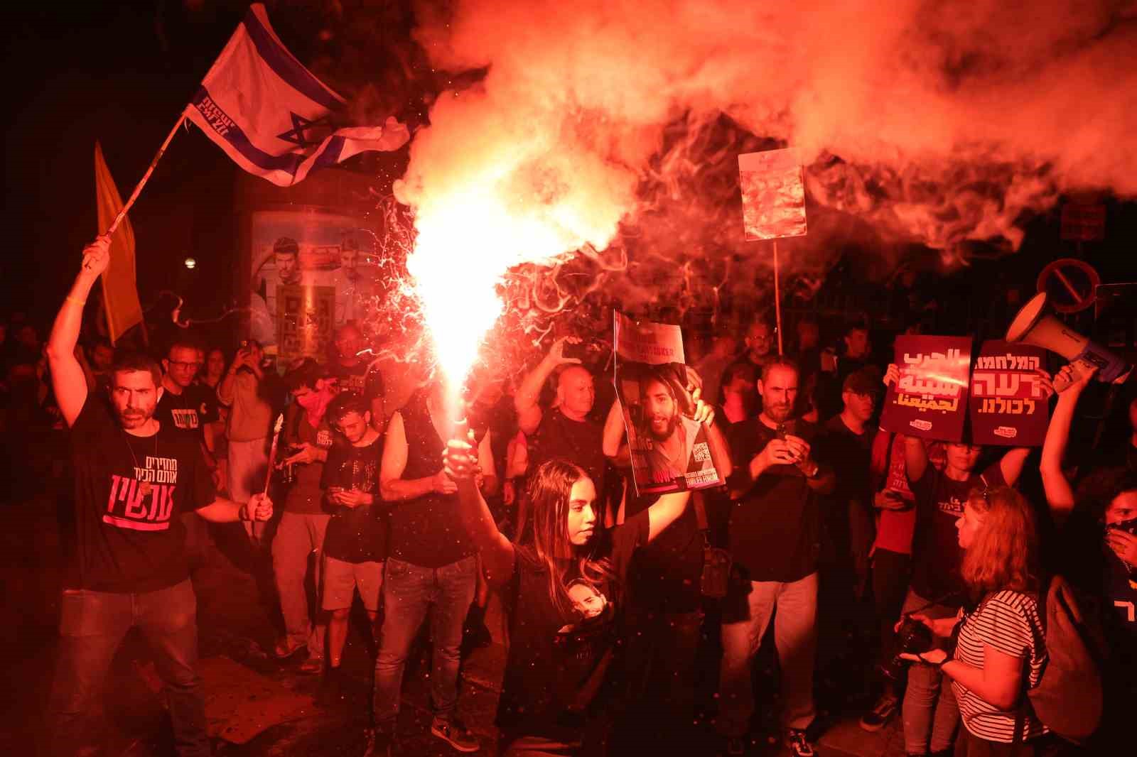 Caddeleri ateşe verdi!