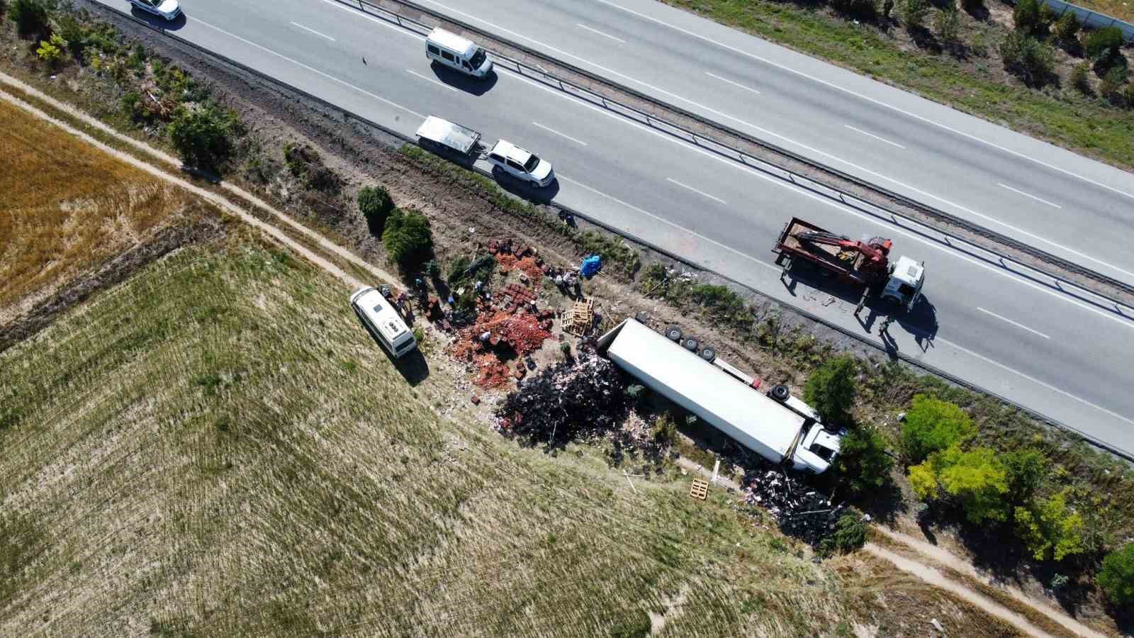 Meyve yüklü tırın devrildiği trafik kazasında 2 kişi yaralandı