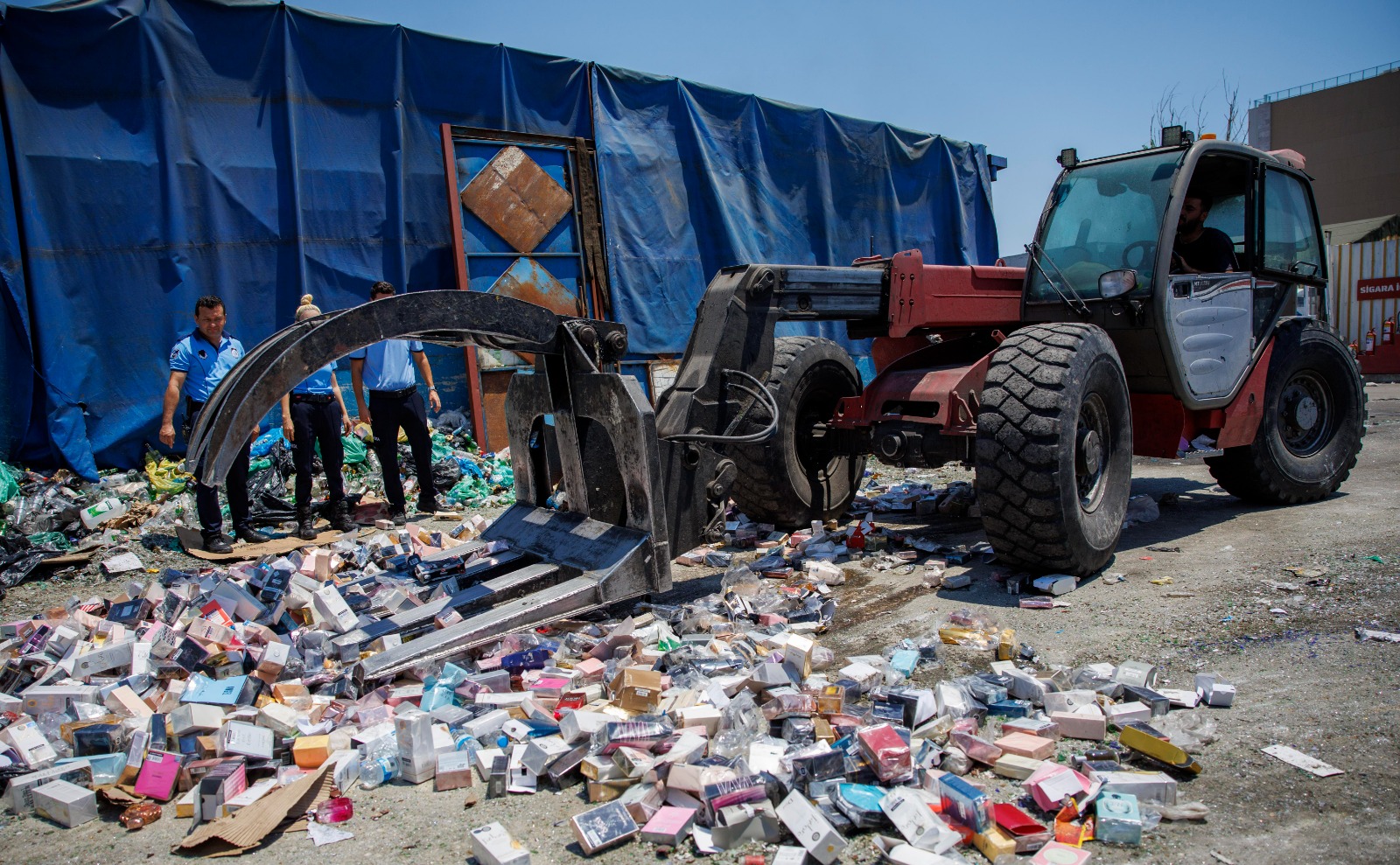 Antalya Büyükşehir Zabıtası 5 bin 807 sahte parfüme el koydu