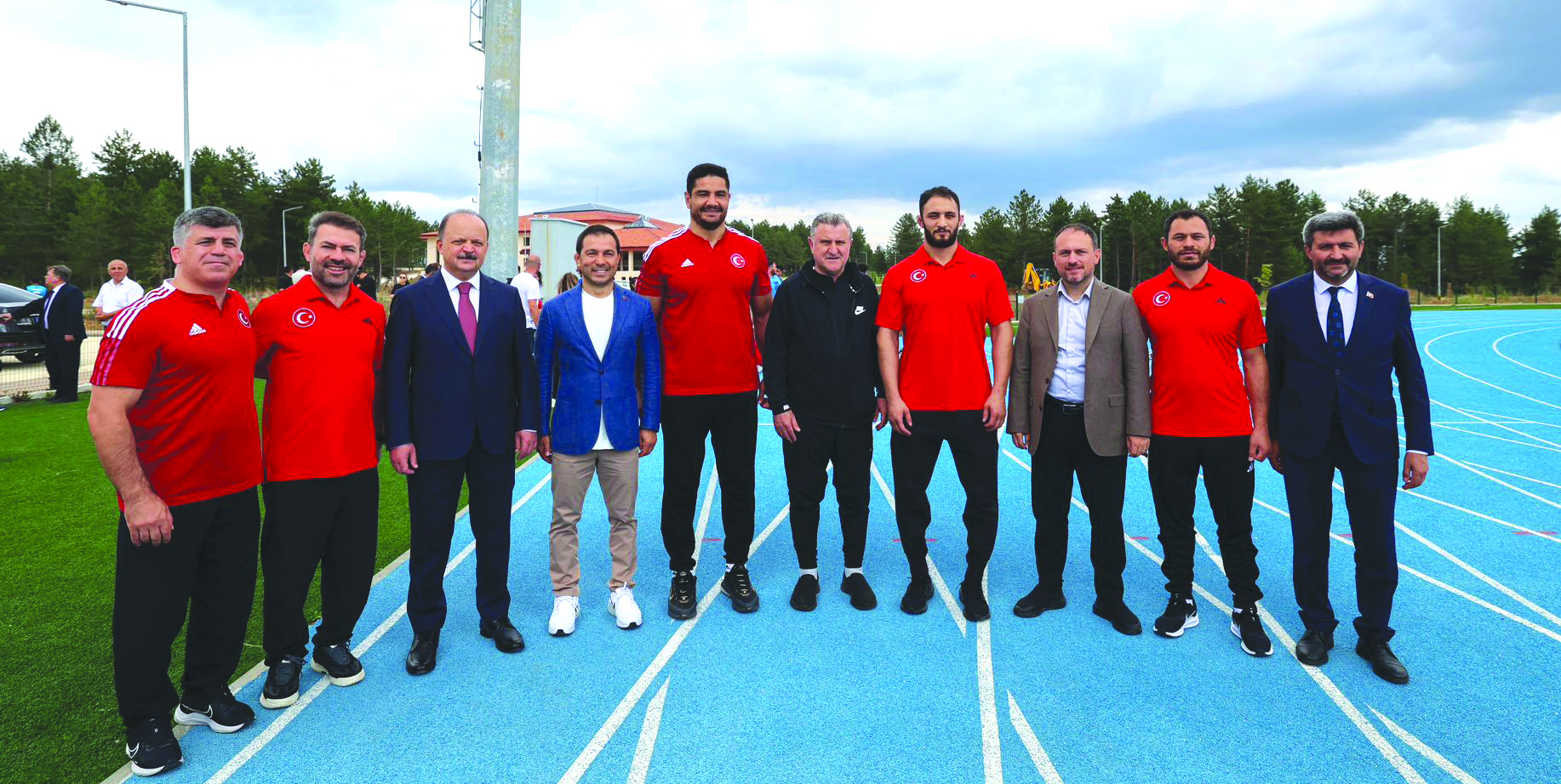 Bakan Osman Aşkın Bak, olimpiyatlara  hazırlanan sporcuları ziyaret etti