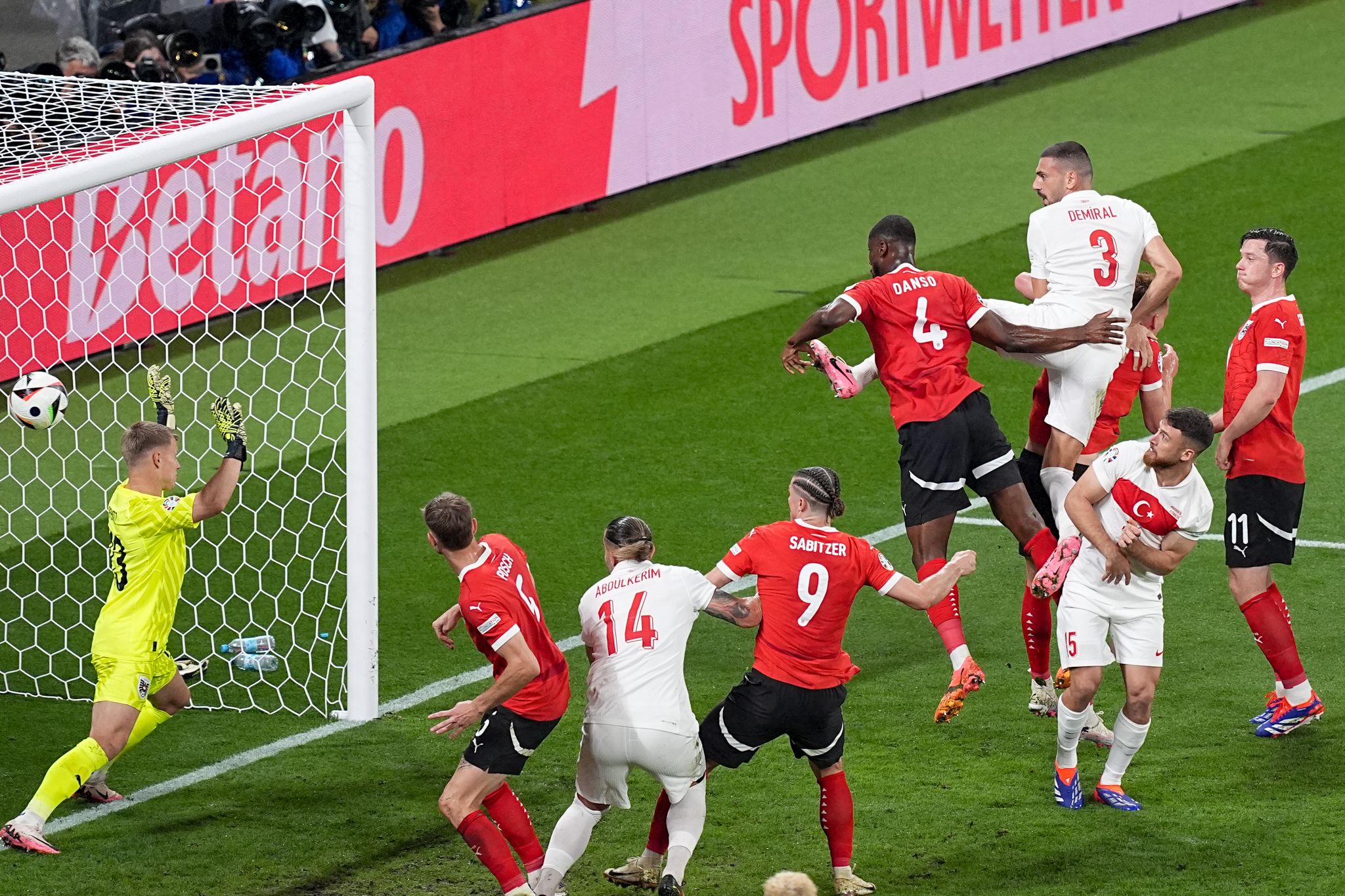 TÜRKİYE OYNADI, AVRUPA SEYRETTİ: 2-1