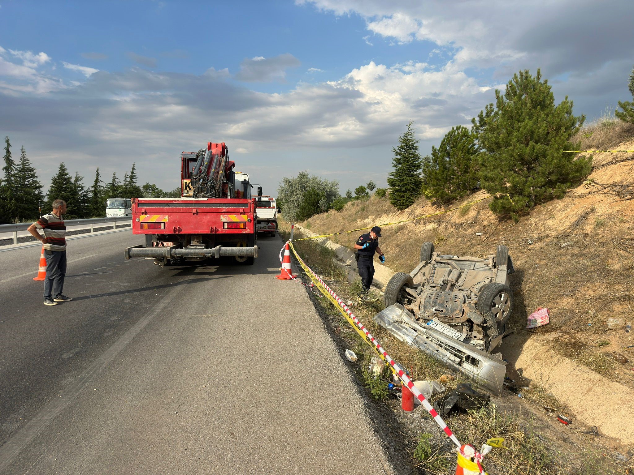 Otomobil takla atıp refüje devrildi