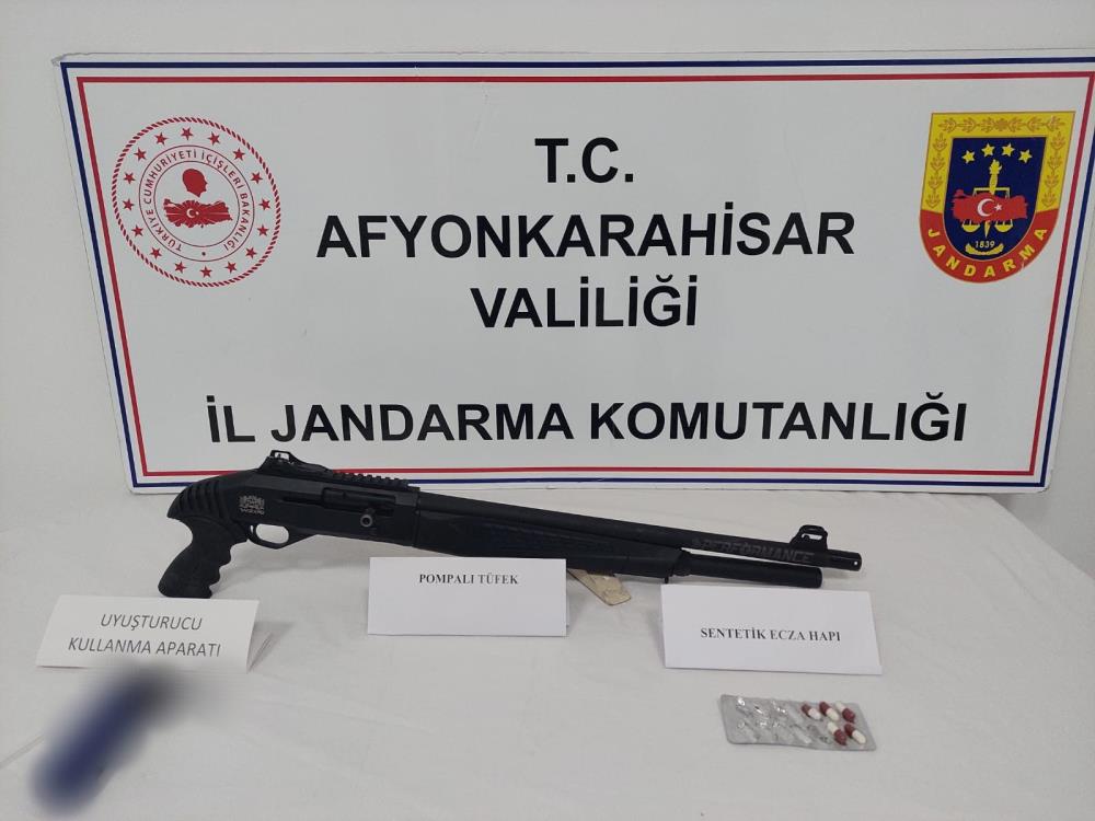 Getirdikleri uyuşturucuyu  satamadan yakayı ele verdiler