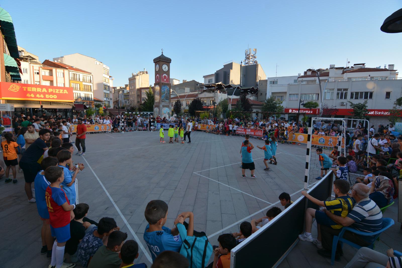 Sandıklı’da sokak  futbolu coşkusu