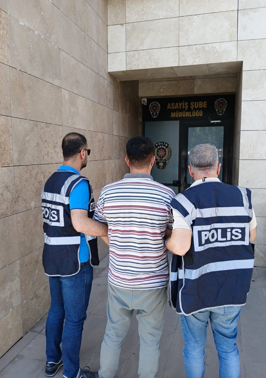 Aranan 2 şahsı polis yakaladı