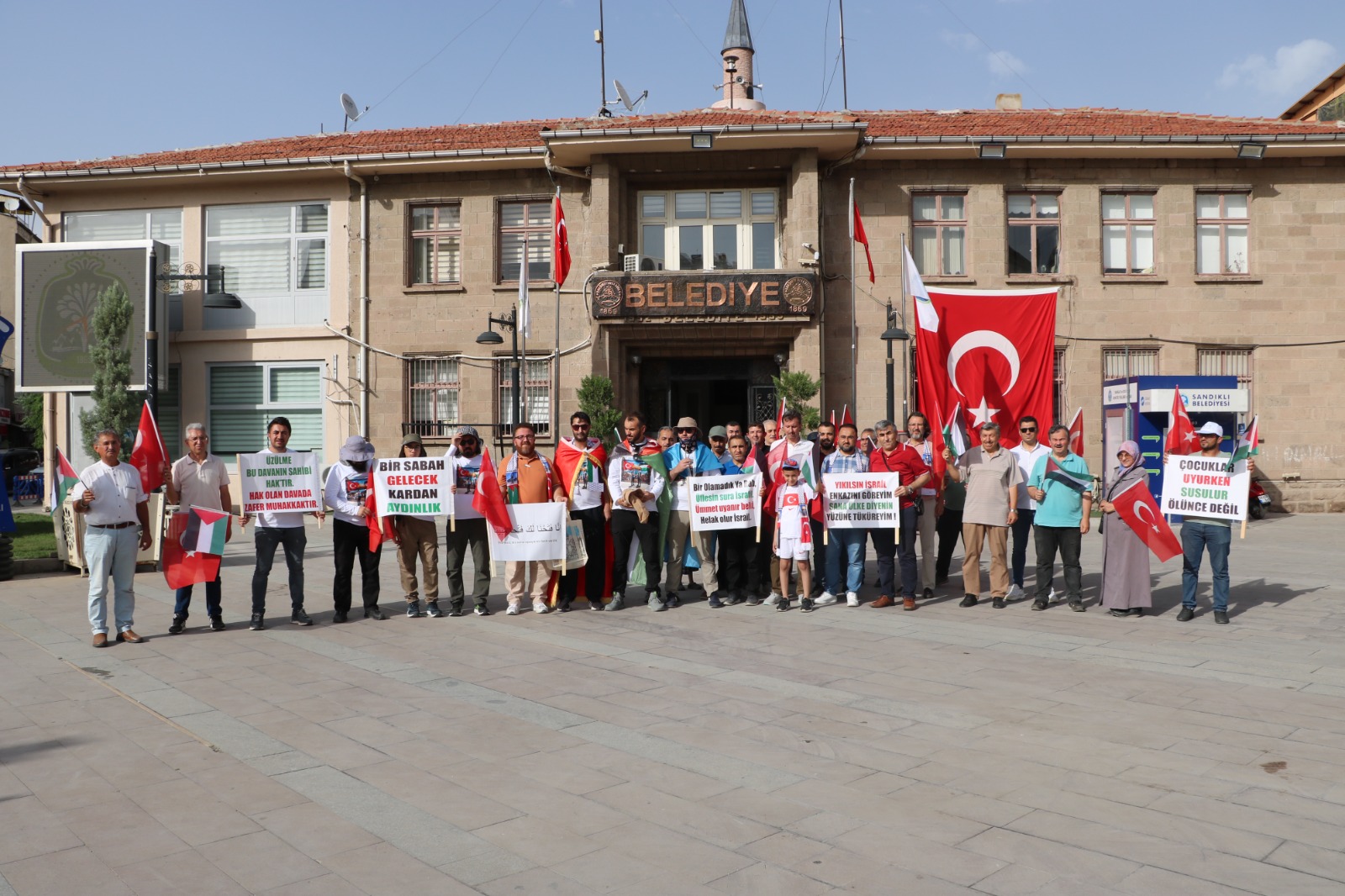 Gazze için Denizli’den Hatay’a yürüyen 7 kişi Sandıklı’ya ulaştı