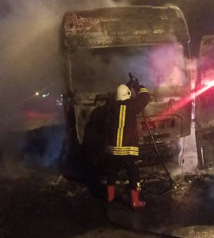 Afyonkarahisar’da seyir halindeyken yanmaya başlayan tır söndürüldü