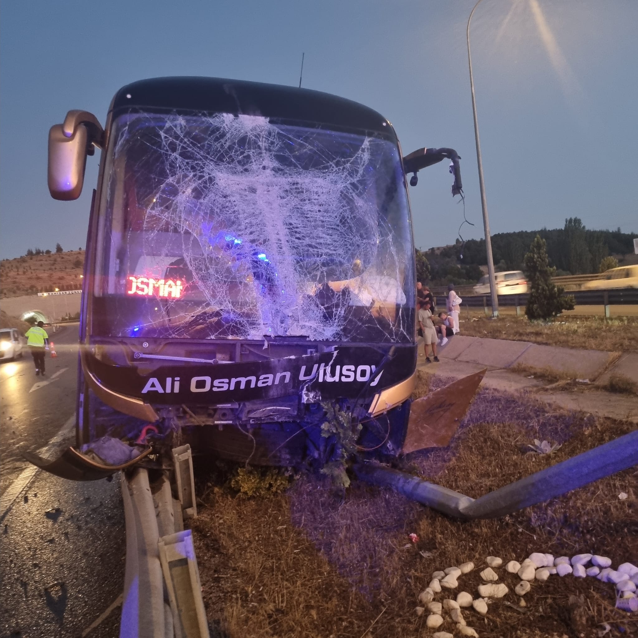 Afyonkarahisar’da bariyerlere çarpan yolcu otobüsündeki 2 kişi yaralandı