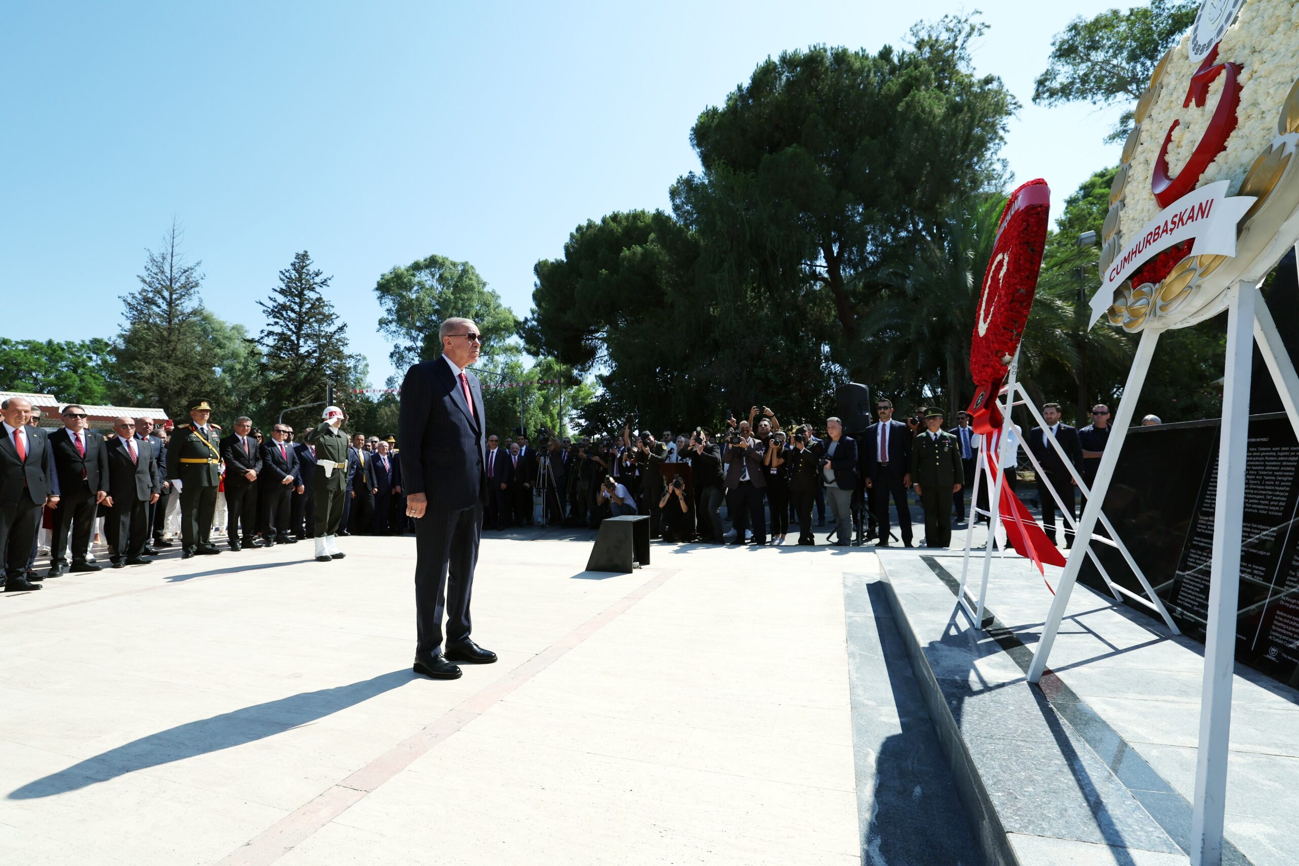 Cumhurbaşkanı Erdoğan, Atatürk Anıtı’na çelenk sundu