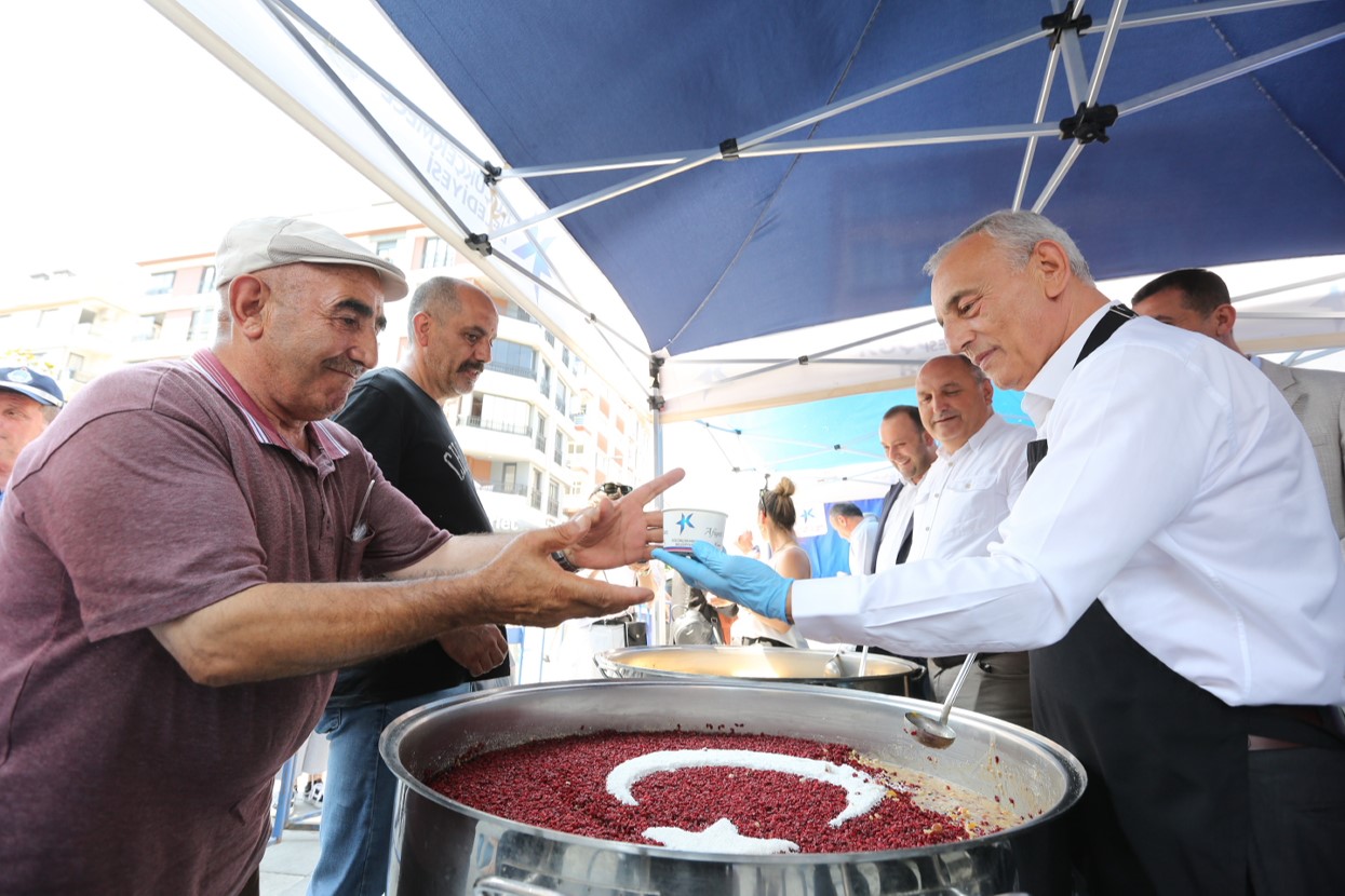 Küçükçekmece Belediye Başkanı Kemal Çebi vatandaşlara aşure ikramında bulundu