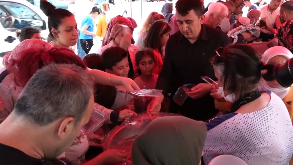 Kanlıca’da aşure dağıtımı