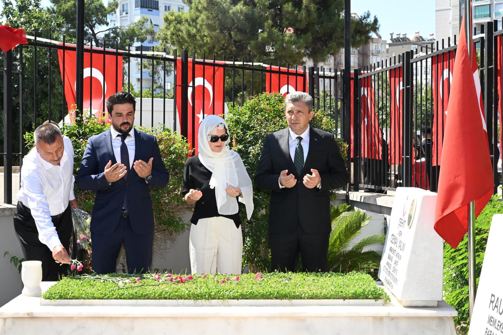 Antalya Şehitliği’nde 15 Temmuz İçin Duygusal Tören