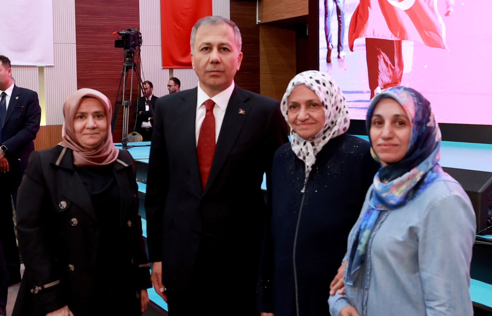 Ali Yerlikaya 15 Temmuz Şehitleri ve gazi aileleri ile bir araya geldi