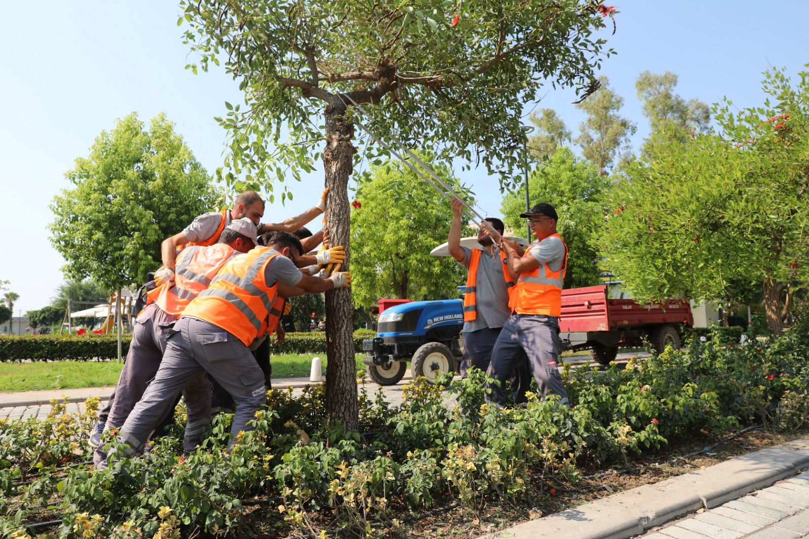 Antalya Büyükşehir’den fırtınaya hızlı müdahale