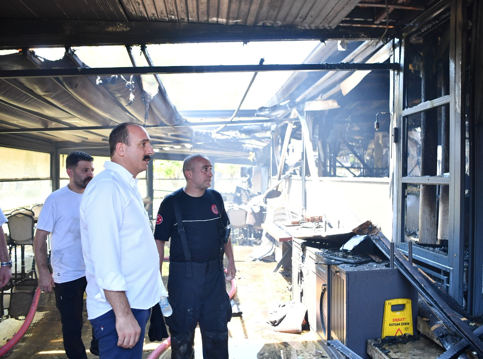 Antalya HayatPark’taki yangın ormana sıçramadan söndürüldü