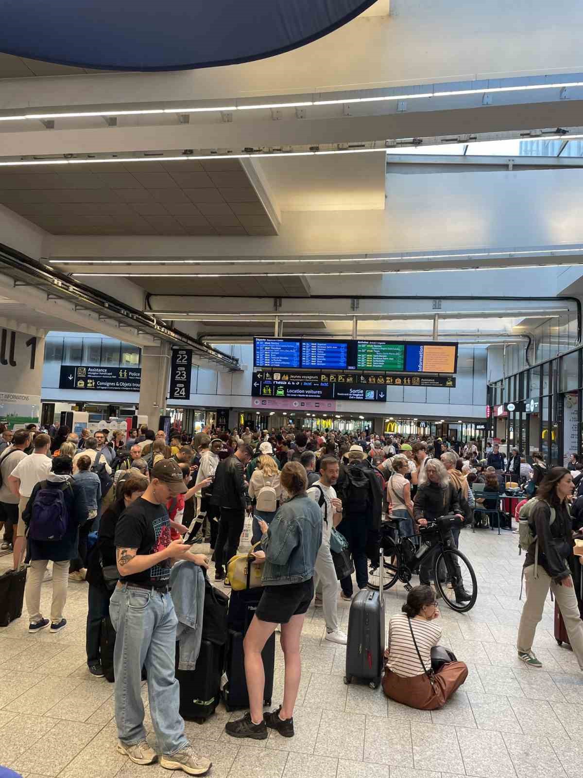 Fransa’da yüksek hızlı tren ağına sabotaj saldırıları