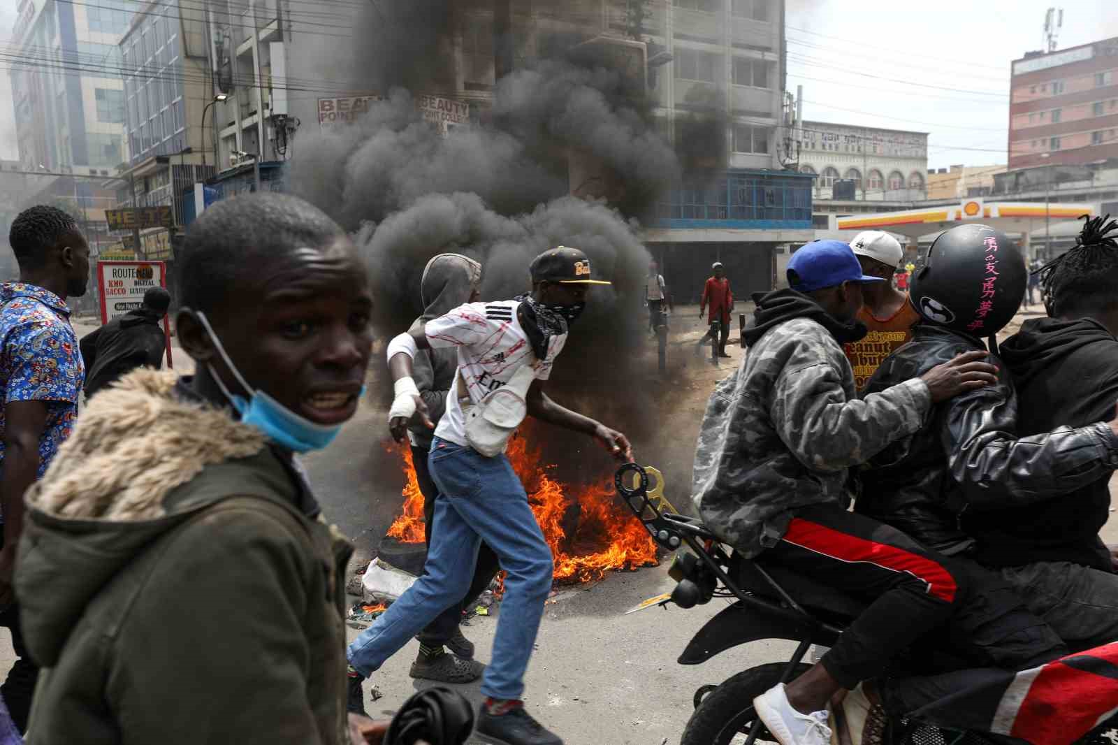 Kenya’da göstericiler, araçları ateşe verdi