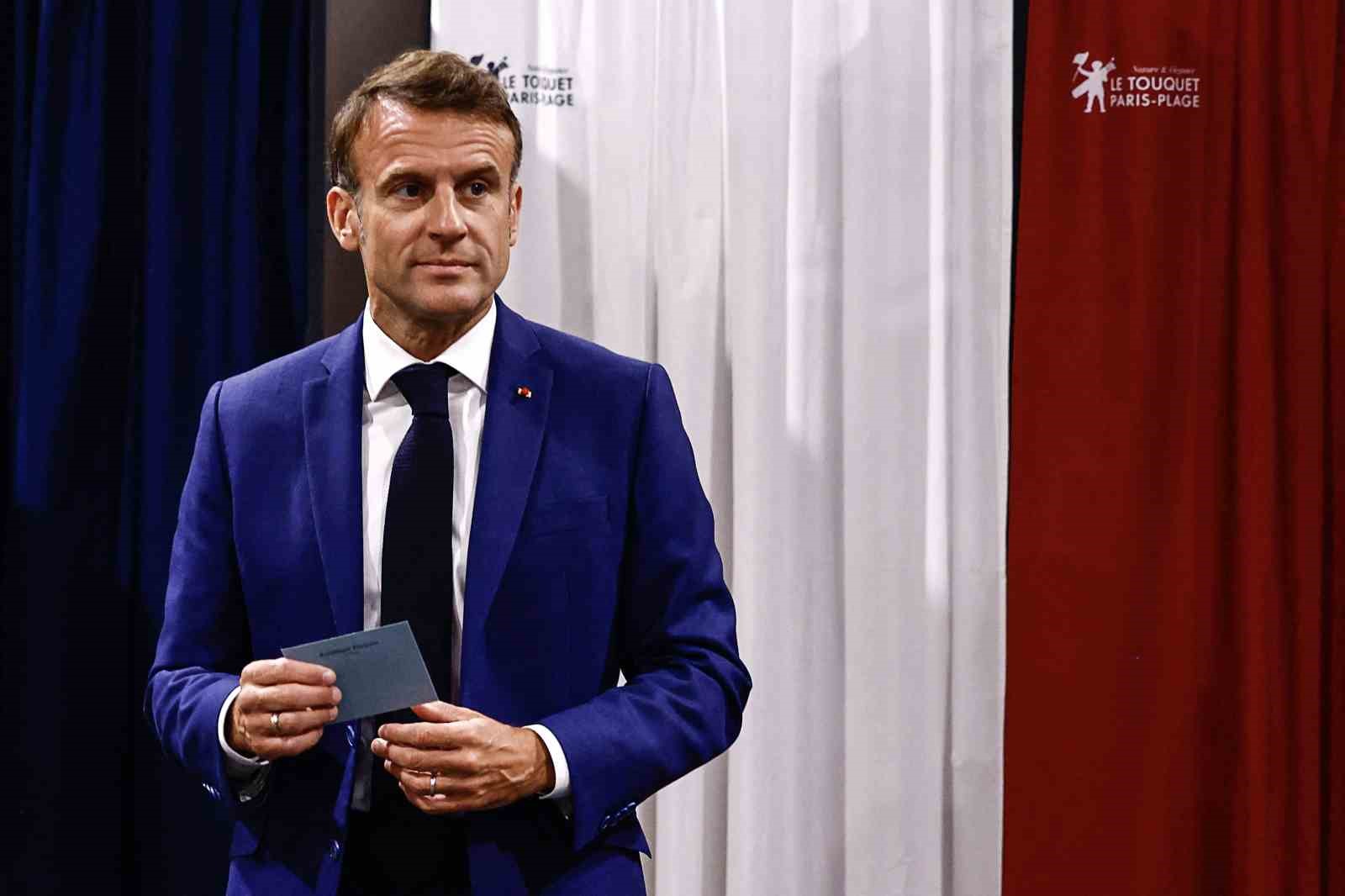 Macron: “Aşırı sağa tek bir oy bile verilmemeli”