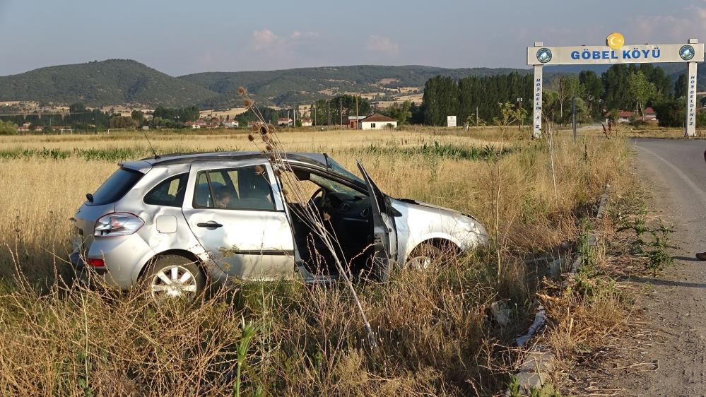 Otomobil tarlaya uçtu