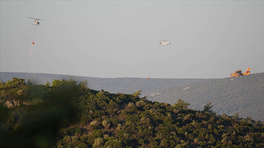 İzmir’in Urla ilçesinde çıkan orman yangınına müdahale sürüyor