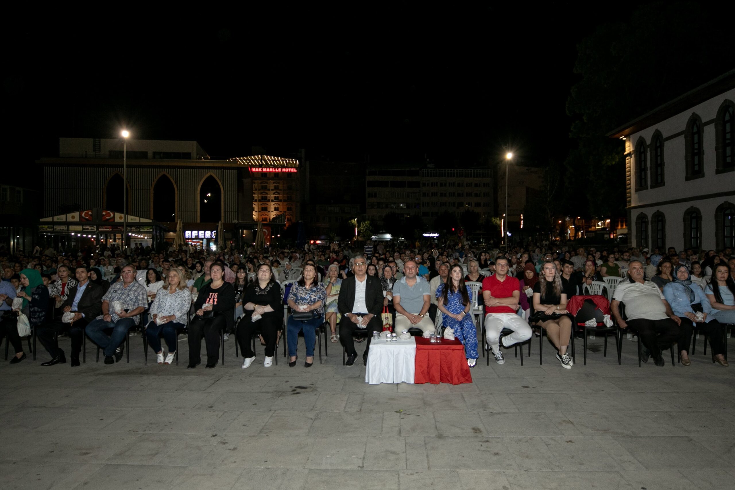 Açık hava sinema etkinliğinde şehitler unutulmadı