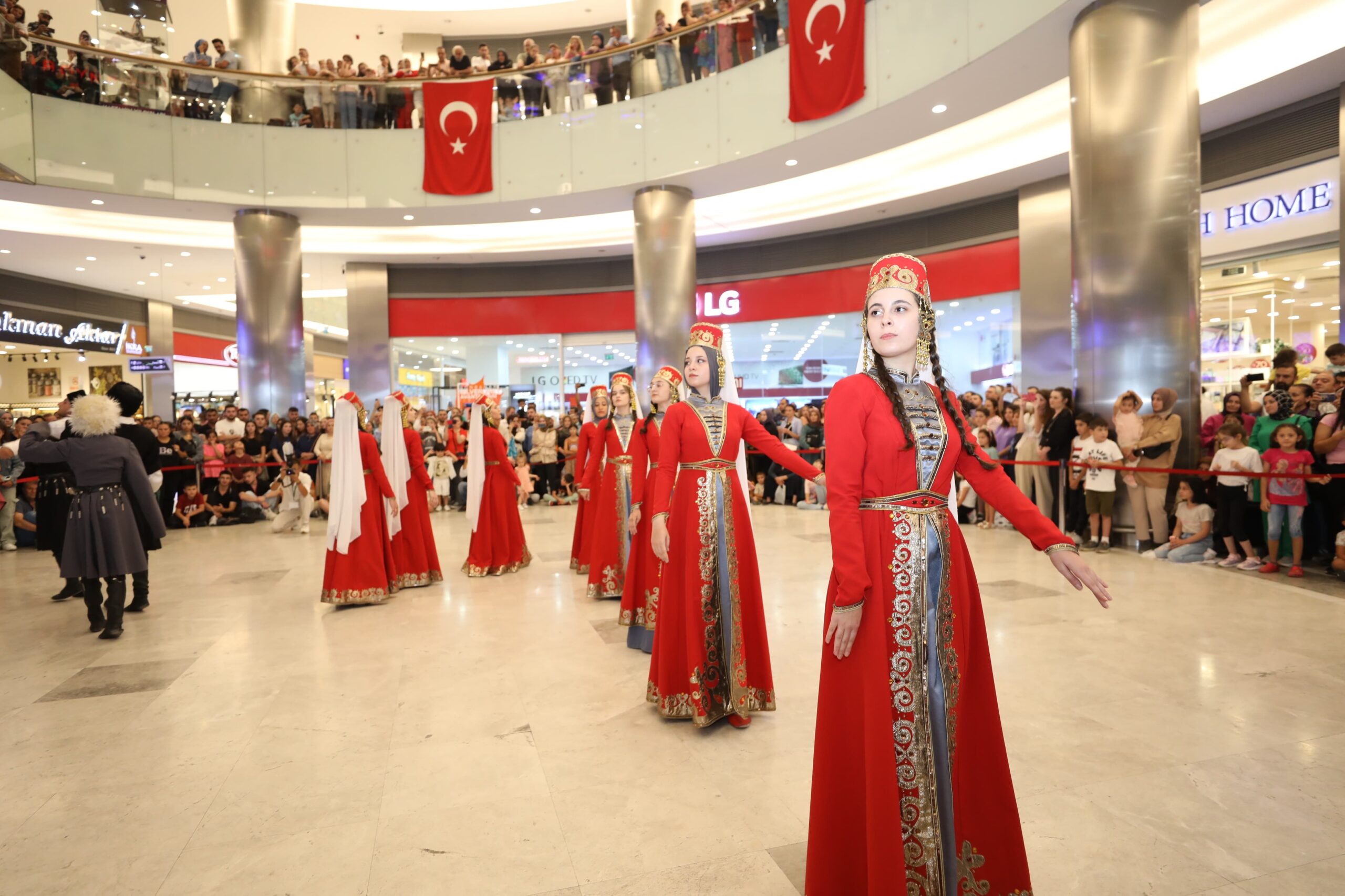 Halk Oyunları  Festivali coşkusu