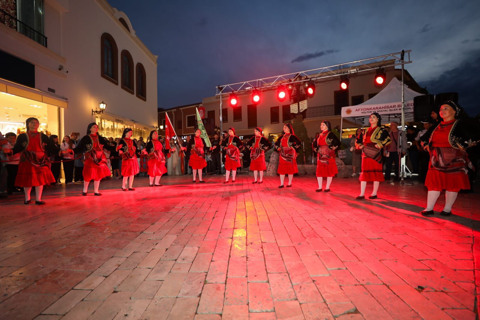 Festivale görkemli başlangıç