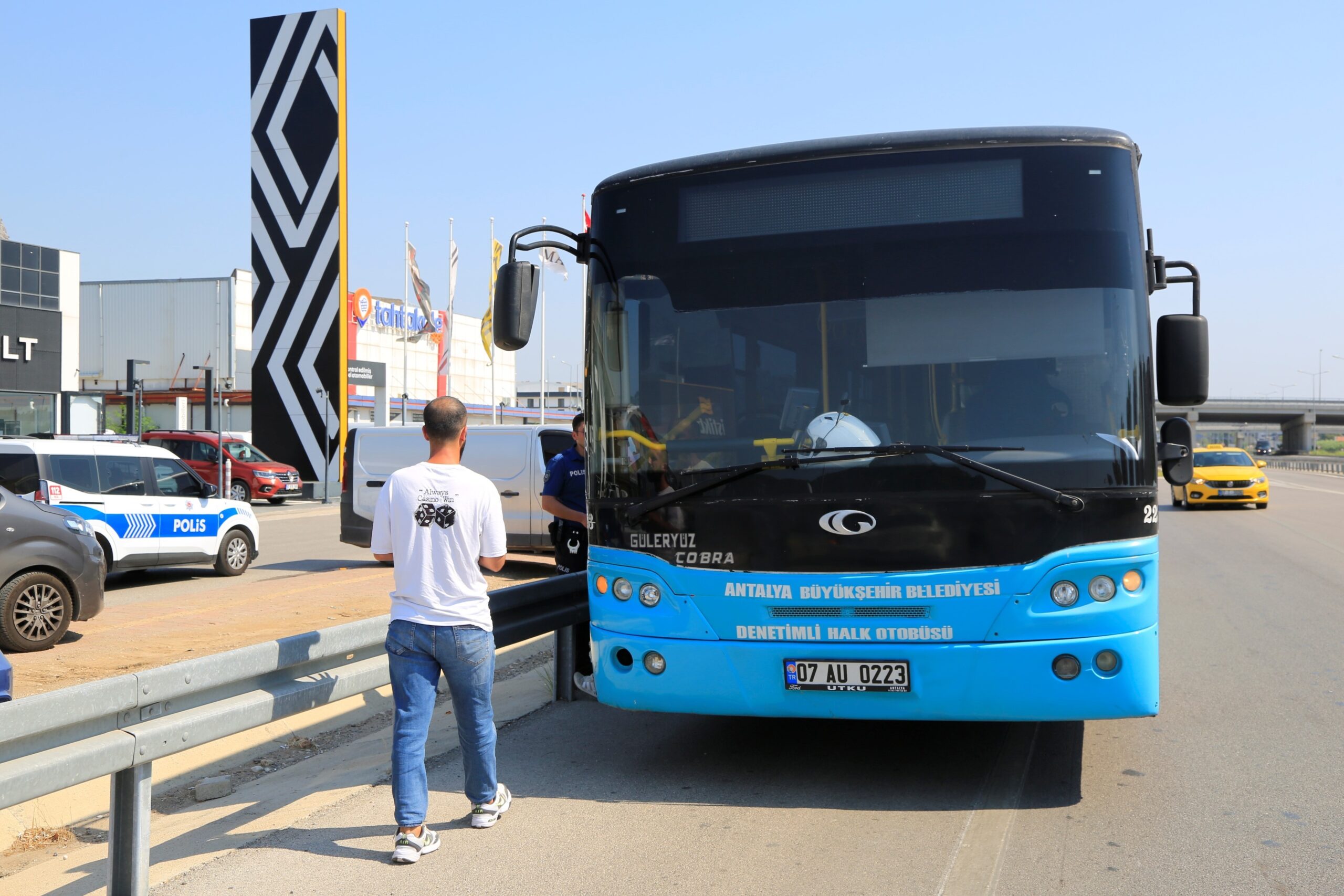 Halk otobüsü şoförünü tokatladı