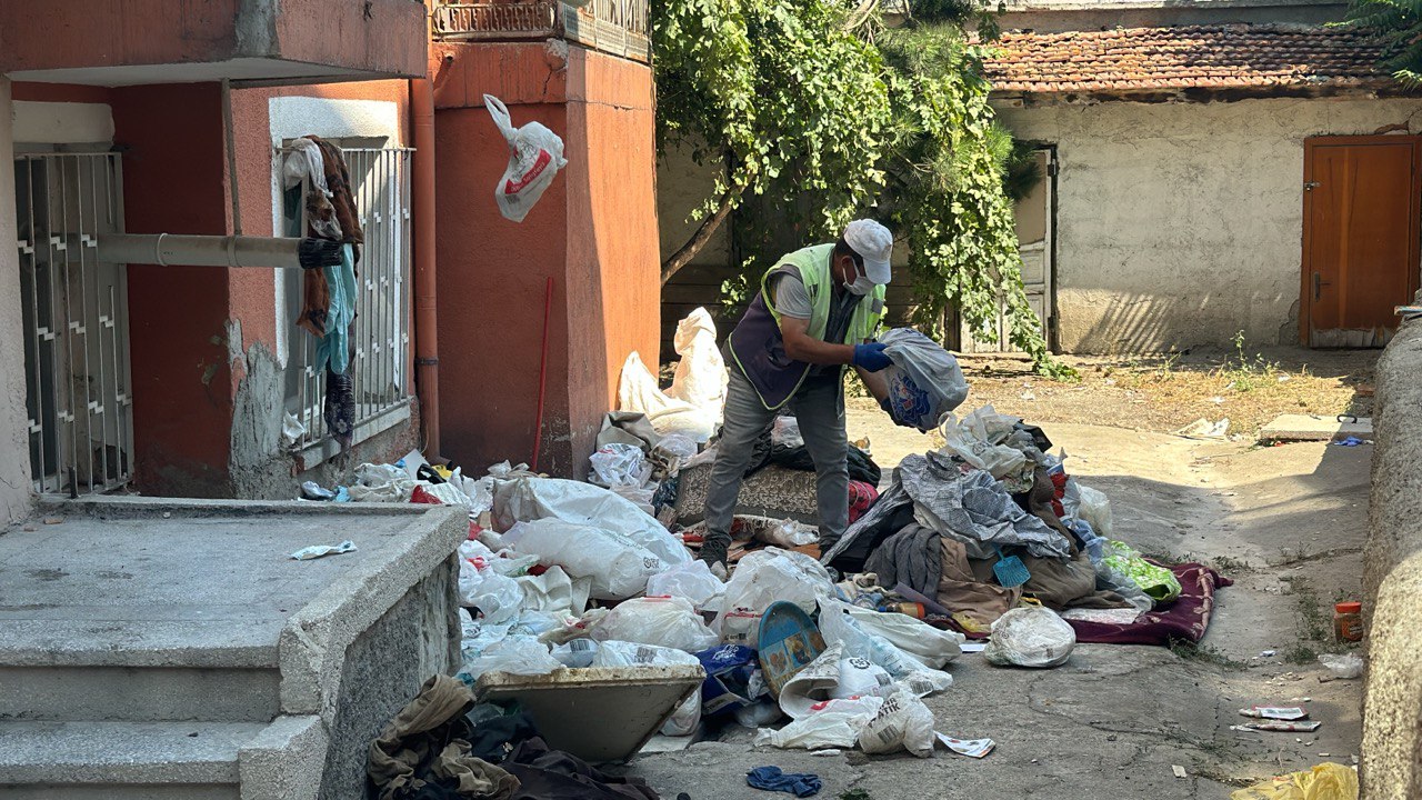 Afyonkarahisar’daki çöp ev temizlendi